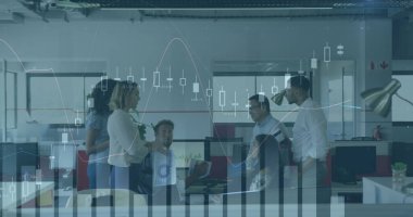 Çeşitli iş adamları üzerinde finansal veri işleme görüntüsü. Küresel iş, finans, dijital arayüz ve bağlantılar konsepti, dijital olarak oluşturulmuş görüntü.