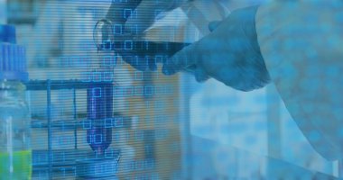 Doktor ve deney şişesi üzerinde veri işleme görüntüsü. Küresel tıp ve dijital arayüz kavramı, dijital olarak oluşturulmuş görüntü.