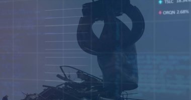 Hurdalıktaki makineler üzerinden finansal verilerin ve grafiklerin resmi. Ekonomi, finans, geri dönüşüm ve atık kullanımı kavramı, dijital olarak üretilen görüntü.