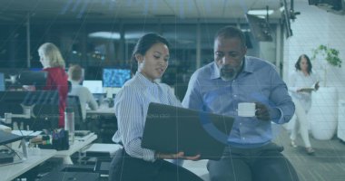 Çeşitli iş adamlarının konuştuğu veri işleme görüntüsü. küresel iş ve dijital arayüz kavramı, dijital olarak oluşturulmuş görüntü.