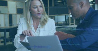 Ofisteki çeşitli iş adamlarının veri işleme görüntüsü. Küresel iş, bilgisayar ve dijital arayüz kavramı, dijital olarak oluşturulmuş resim.