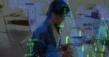 Kafkasyalı iş kadınlarının finansal veri işleme görüntüsü. Küresel iş, finans, veri işleme ve dijital arayüz kavramı, dijital olarak oluşturulmuş görüntü.