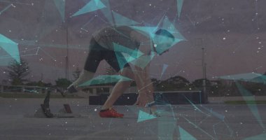 Başlamaya hazırlanan koşu bıçağıyla beyaz adamın üzerindeki geometrik şekiller. Spor stadyumunda profesyonel atlet eğitimi.