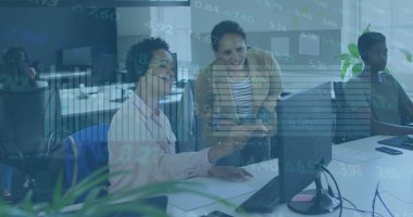 Ofisteki bilgisayarda iki farklı kadının tartıştığı borsa veri işleme görüntüsü. Küresel ekonomi ve iş teknolojisi kavramı