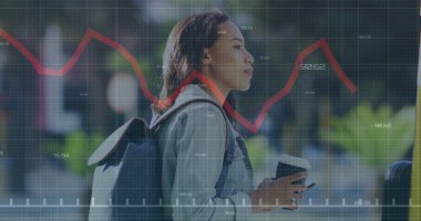 Akıllı telefondaki Asyalı bir kadın için kırmızı çizginin finansal veri işleme görüntüsü. Küresel hesaplama, dijital arayüz ve veri işleme kavramı, dijital olarak oluşturulmuş resim.