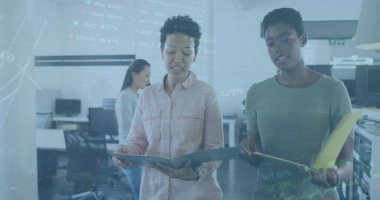 Ofiste yürürken iki farklı kadının tartıştığı borsa veri işleme görüntüsü. Küresel ekonomi ve iş teknolojisi kavramı