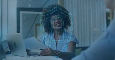 Çevrimiçi güvenlik kilidi görüntüsü, ofisteki iki ırklı iş kadınının üzerindeki ışıklar. Küresel veri işleme, hesaplama ve iş konsepti, dijital olarak oluşturulmuş görüntü.