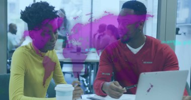 Veri işleme ve Afrika kökenli Amerikalı iş adamlarının dünya haritası. Küresel iş ve dijital arayüz kavramı, dijital olarak oluşturulmuş görüntü.