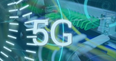 Sunucu panelinin arkasında 5G metin, daire, ses dalgası ve bilgisayar dili resmi var. Dijital bileşik, çoklu pozlama, iletişim, ağ oluşturma, teknoloji ve ağ sunucusu.