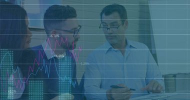 Yöneticiler ofisteki konferans odasında bir belgeyi tartışıyorlar..