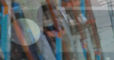 Depodaki Afrikalı Amerikalı erkek işçinin veri işleme görüntüsü. Küresel iş ve dijital arayüz kavramı, dijital olarak oluşturulmuş görüntü.