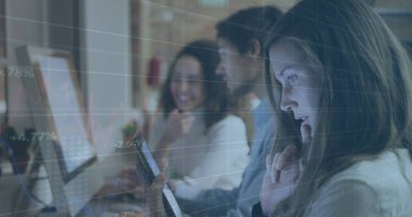 Tablet kullanan çeşitli iş adamlarının veri işleme görüntüsü. küresel iş ve dijital arayüz kavramı, dijital olarak oluşturulmuş görüntü.