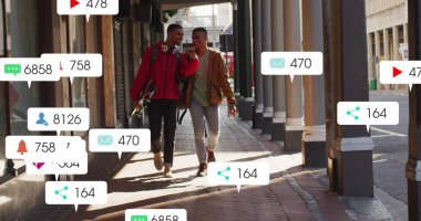 Çeşitli arkadaşların sokakta yürürken tartıştığı birden fazla uyarı çubuğunun görüntüsü. Dijital bileşim, çoklu pozlama, iş, birliktelik, sosyal medya anımsatıcı ve teknoloji.