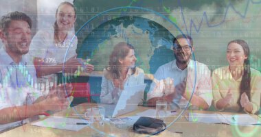 Çeşitli iş adamları üzerinde çalışan küresel ve bianry kodlama veri işleme görüntüsü. küresel iş, bağlantılar ve veri işleme kavramı, dijital olarak oluşturulmuş görüntü.