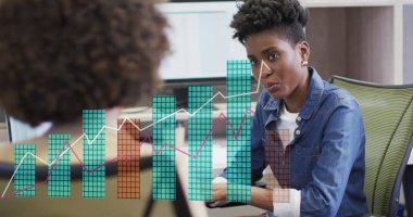 Ofisteki çeşitli iş adamlarıyla ilgili finansal veri işleme resmi. Küresel iş, finans, hesaplama ve veri işleme kavramı, dijital olarak oluşturulmuş resim.