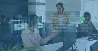 Ofisteki bilgisayarda iki farklı kadının tartıştığı borsa veri işleme görüntüsü. Küresel ekonomi ve iş teknolojisi kavramı