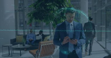 Akıllı telefon kullanan beyaz iş adamı ve dünya üzerindeki finansal verilerin görüntüsü. Küresel ekonomi, finans, iş ve teknoloji kavramı, dijital olarak oluşturulmuş görüntü.