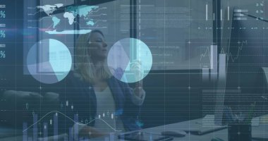 Ofisteki bilgisayarı kullanan beyaz iş kadınının veri işleme görüntüsü. Küresel iş, bilgisayar ve dijital arayüz kavramı, dijital olarak oluşturulmuş resim.