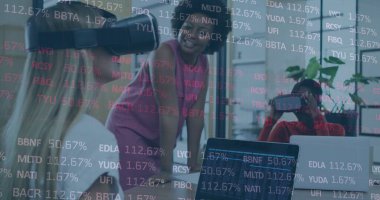 Ofiste VR kulaklık takan iki farklı kadının borsa veri işleme görüntüsü. Küresel ekonomi ve iş teknolojisi kavramı