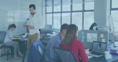 Ofisteki çeşitli iş adamlarının veri işleme görüntüsü. Küresel iş ve dijital arayüz kavramı, dijital olarak oluşturulmuş görüntü.