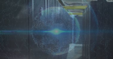 Bilgisayar sunucu odasında ışıldayan küresel ağın görüntüsü. Bağlantı, veri, küresel iletişim ve dijital arayüz teknolojisi, dijital olarak oluşturulmuş görüntü.