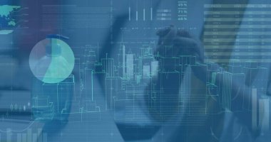 Beyaz iş kadınlarının elleri dezenfekte etmesi üzerine veri işleme ve dijital şehir görüntüsü. Küresel iş, bilgisayar ve dijital arayüz kavramı, dijital olarak oluşturulmuş resim.