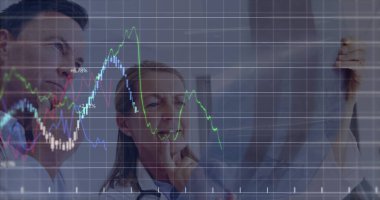 Egzersiz yapan bir grup kadın ve erkeğin veri işleme görüntüsü. İnşaat işi dijital arayüz teknolojisi ve iletişim konsepti, dijital olarak oluşturulmuş görüntü.