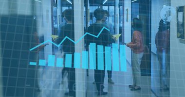 Ofis koridorunda dururken çeşitli meslektaşların tartıştığı birden fazla grafiğin görüntüsü. Dijital bileşik, veri işleme, veri, iş, rapor, takım çalışması, planlama, teknoloji.
