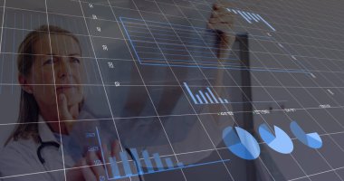 Beyaz kadın doktor ekranda dijital verileri analiz ediyor. Uzun sarı saçları var, laboratuvar önlüğü giyiyor ve odaklanmışa benziyor.