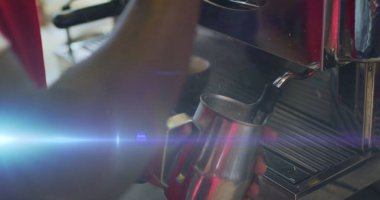 Kahve makinesi kullanan melez bir adamın üzerindeki ışık lekeleri. küresel iş ve dijital arayüz kavramı, dijital olarak oluşturulmuş görüntü.