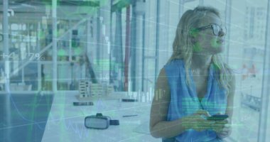 Grafikler, beyaz kadın üzerinde bilgisayar dili cep telefonu kullanıp camdan içeri bakmak. Dijital bileşik, çoklu pozlama, kodlama, rapor, makine öğrenme ve teknoloji kavramı.