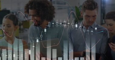 Ofiste teknolojiyle çalışan çeşitli iş adamlarının finans verilerinin görüntüsü. finans, ekonomi, iş dünyası, işbirliği ve teknoloji konsepti, dijital olarak oluşturulmuş görüntü.