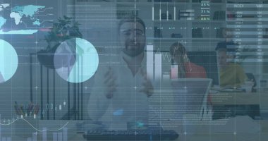 Ofisteki çeşitli iş adamlarının veri işleme görüntüsü. Küresel iş, bilgisayar ve dijital arayüz kavramı, dijital olarak oluşturulmuş resim.