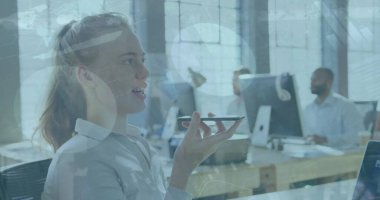 Kafkas iş kadınının ofisinde akıllı telefondan konuştuğu veri işleme görüntüsü. küresel iş, bilgisayar ve dijital arayüz kavramı, dijital olarak oluşturulmuş resim.