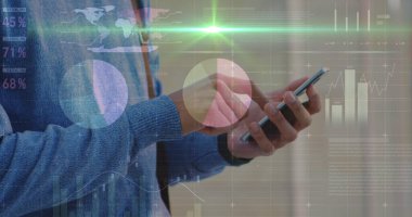 Beyaz adamın elinde akıllı telefon kullanan grafiklerin resmi var. Ekonomi, finans, iletişim ve teknoloji konsepti dijital olarak oluşturulmuş görüntü,