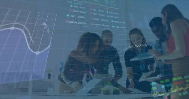 Ofiste birlikte tartışan çeşitli meslektaşların borsa veri işleme görüntüsü. Küresel finans ve iş teknolojisi kavramı
