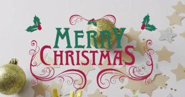 Beyaz arka planda noel süsleri üzerine mutlu noel mesajlarının animasyonu. Noel, şenlik, kutlama ve gelenek konsepti dijital olarak oluşturuldu.