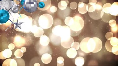 Bokeh ışıkları üzerinde mavi ve gümüş süslemeli Noel süslemeleri. tatil, şenlik, kış