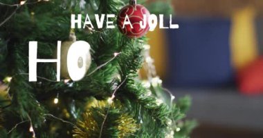Noel ağacındaki Noel süsleri üzerine neşeli bir tatil metni yazmanın animasyonu. Noel, şenlik, kutlama ve gelenek konsepti dijital olarak oluşturuldu.