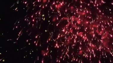 Karanlık gökyüzü arka planında kayan yıldızlarla havai fişek gösterisi. Kutlama, gece, havai fişekler