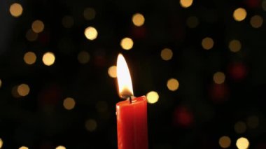 Feliz Navidad ile yanan mum bulanık ışık arka planında yazılı animasyon. Noel, tatil, kutlama, mum ışığı, sıcaklık, dekorasyon