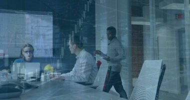 Ofiste birlikte tartışan çeşitli meslektaşların mali veri işleme görüntüsü. Küresel finans ve iş teknolojisi kavramı