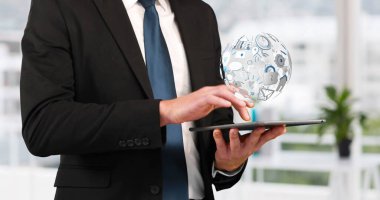 Kafkasyalı genç bir işadamı tablet 4k kullanırken, dönen bir dünya, simgeler ve bağlantı ağının görüntüsü