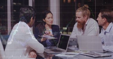 İş adamları ofiste tartışıyor. Borsa görüntüsü yeşil, pembe ve mavi borsa saatlerini ve grafiklerini gösteriyor. Borsada fiyat yükseliyor ve düşüyor..