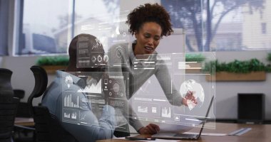 Ofisteki çeşitli iş adamlarıyla ilgili finansal veri işleme resmi. Küresel finans, iş dünyası, bağlantılar, hesaplama ve veri işleme kavramı, dijital olarak oluşturulmuş resim.