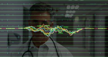 Laptop kullanan bir kadının veri işleme görüntüsü. Global dijital arayüz ve teknoloji konseptini, dijital olarak üretilen imajı finanse eder.