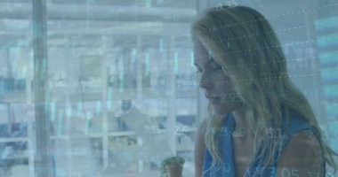 Kafkas iş kadınının ofisindeki veri işleme görüntüsü. Küresel iş ve dijital arayüz kavramı, dijital olarak oluşturulmuş görüntü.