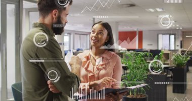 Ofisteki çeşitli iş adamlarının veri işleme görüntüsü. Küresel hesaplama, dijital arayüz ve veri işleme kavramı, dijital olarak oluşturulmuş resim.