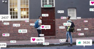 Çeşitli arkadaşların binanın kapısını çalmasıyla ilgili çoklu uyarı çubuğu görüntüsü. Dijital bileşim, çoklu pozlama, iş, birliktelik ve sosyal medya anımsatma kavramı.