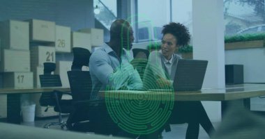 Ofisteki iş adamlarının dijital veri işleme görüntüsü. Küresel iş iletişimi ve veri ağı konsepti, dijital olarak oluşturulmuş görüntü.